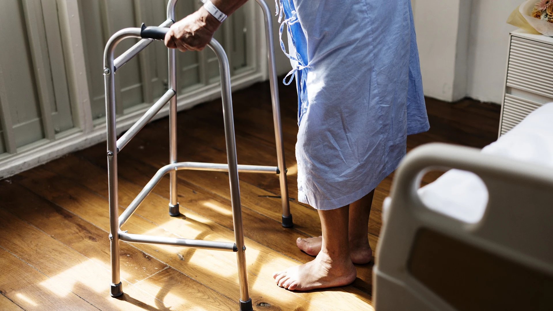 Anciana en un hospital