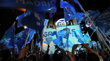 Seguidores del PP celebran la victoria del partido tras la repetición de elecciones en junio de 2016.