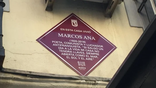 La placa que homenajea al poeta La placa que homenajea al poeta