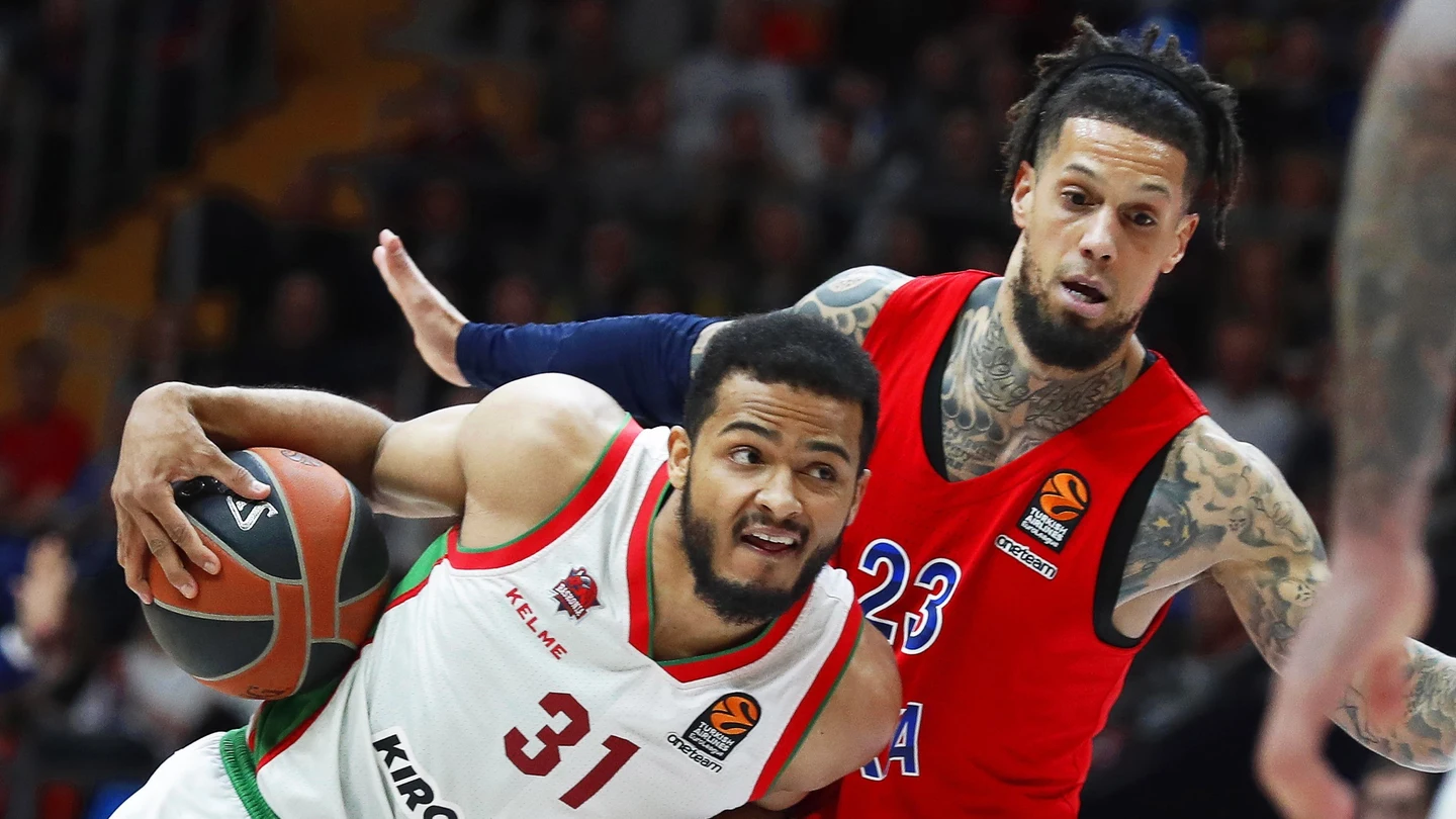 Daniel Hackett disputa un balón con Baskonia Shavon Shields Daniel Hackett disputa un balón con Baskonia Shavon Shields