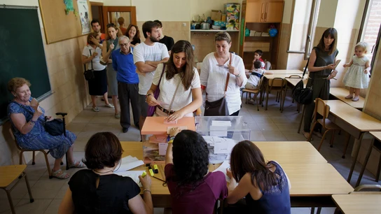 Votantes en un colegio electoral en las elecciones de 2016. Votantes hacen cola en un colegio electoral el día de las elecciones de 2016.