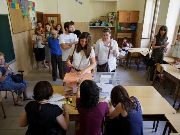 Votantes en un colegio electoral en las elecciones de 2016. Votantes en un colegio electoral en las elecciones de 2016.