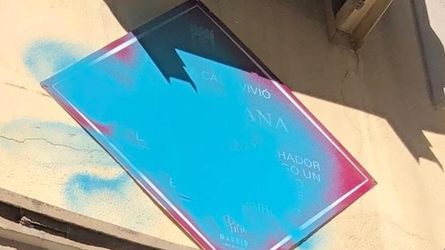 La placa que homenajea al poeta mancillada con pintura azul La placa que homenajea al poeta mancillada con pintura azul