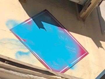 La placa que homenajea al poeta mancillada con pintura azul La placa que homenajea al poeta mancillada con pintura azul