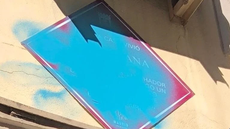 La placa que homenajea al poeta mancillada con pintura azul