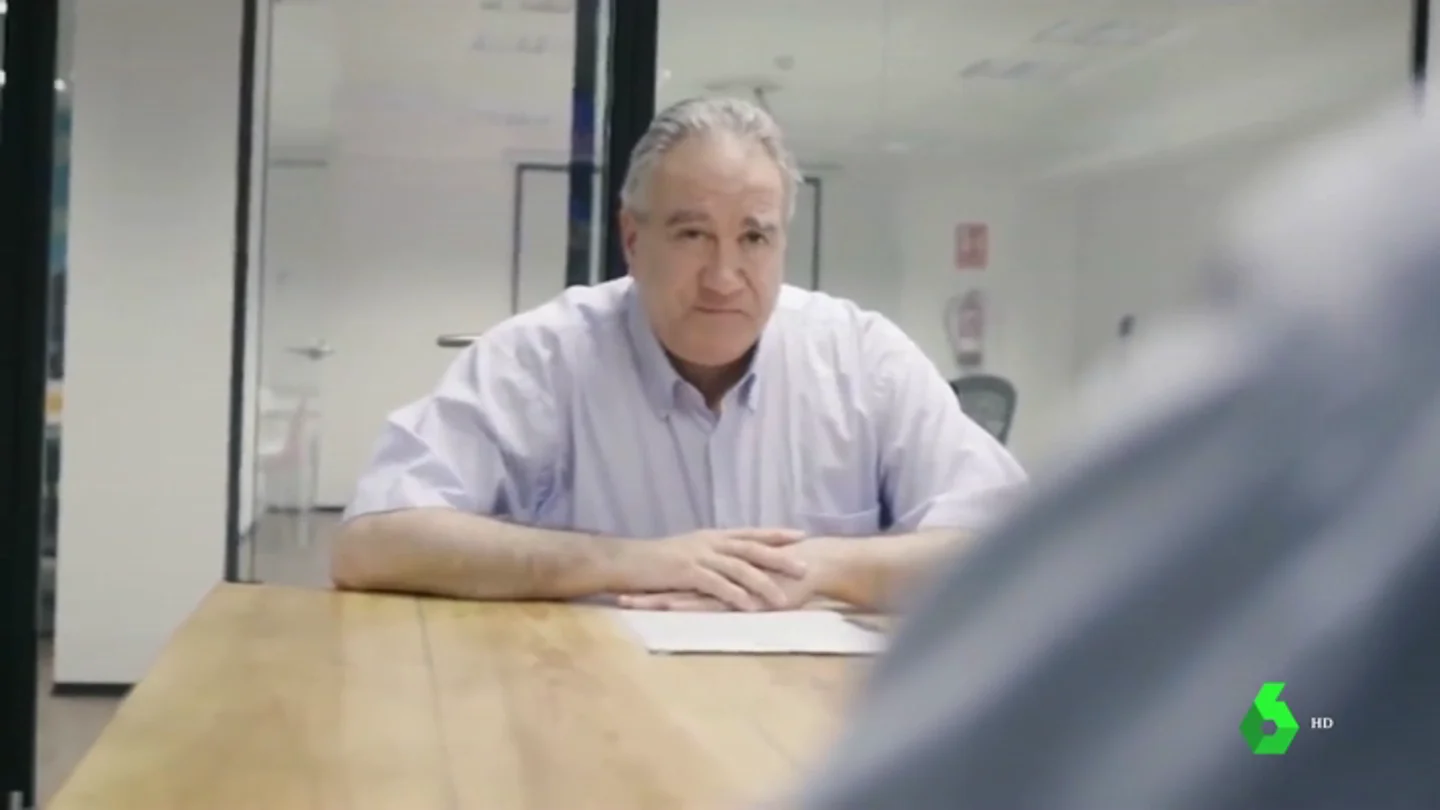 La campaña viral con la que un hijo intenta buscarle un trabajo a su padre de 59 años La campaña viral con la que un hijo intenta buscarle un trabajo a su padre de 59 años