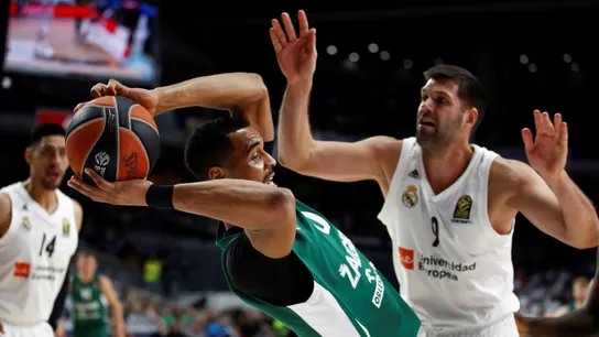 Felipe Reyes defiende una acción ante Brandon Davis Felipe Reyes defiende una acción ante Brandon Davis