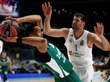 Felipe Reyes defiende una acción ante Brandon Davis Felipe Reyes defiende una acción ante Brandon Davis