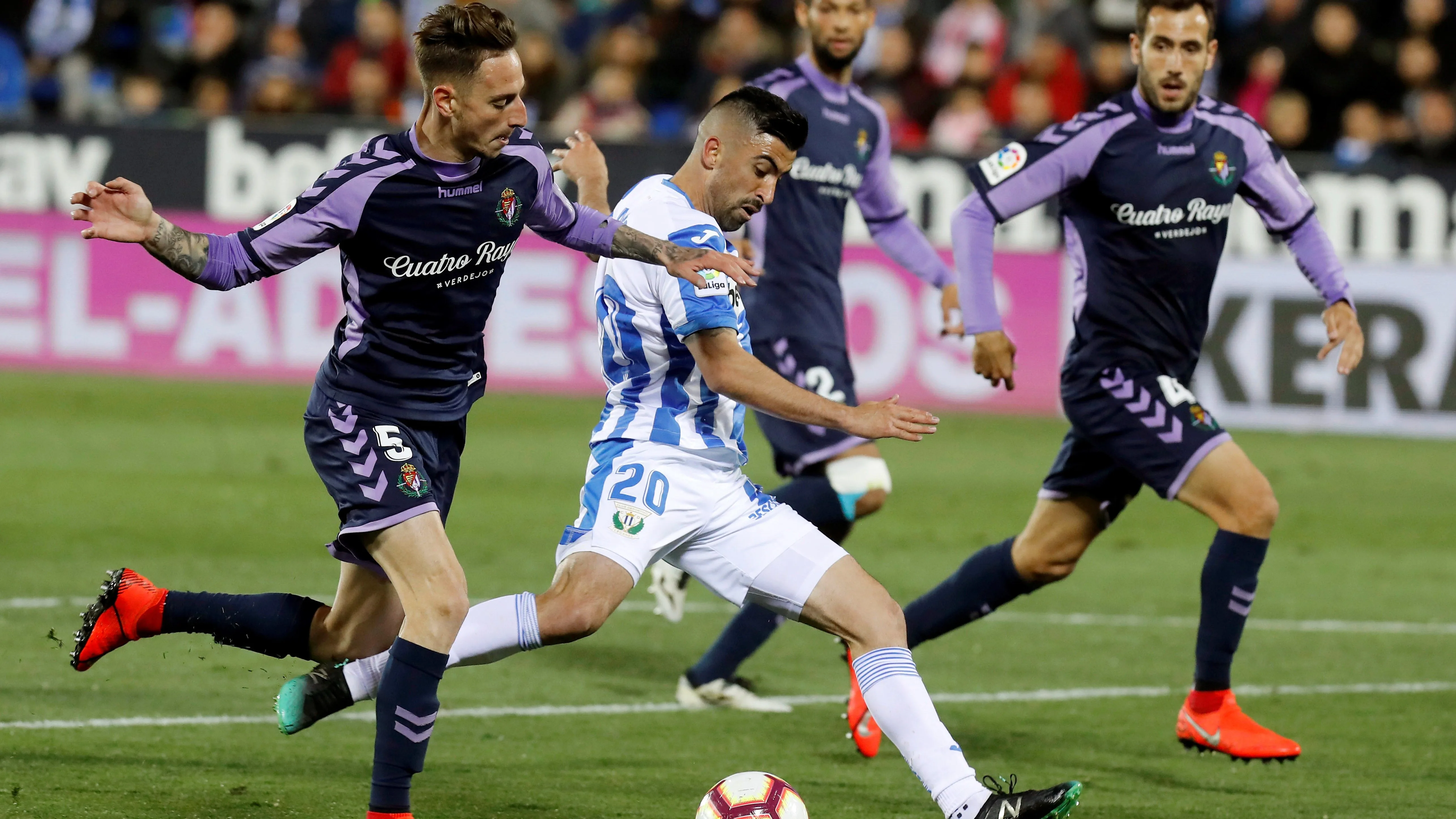 Michale Santos lanza a puerta ante la defensa del Valladolid