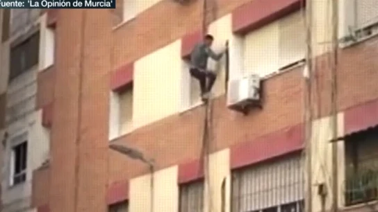 Un hombre huye peligrosamente de una redada policial en Murcia. Un hombre huye peligrosamente de una redada policial en Murcia.