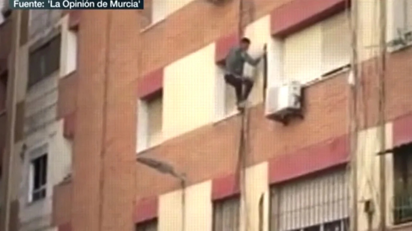 Un hombre huye peligrosamente de una redada policial en Murcia. Un hombre huye peligrosamente de una redada policial en Murcia.