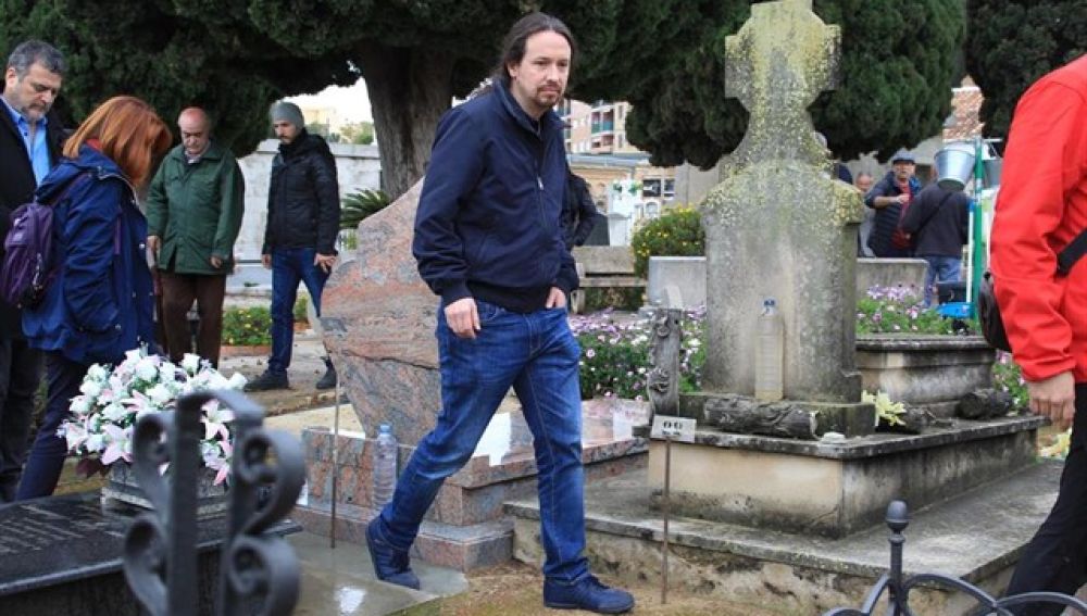 El líder de Podemos, Pablo Iglesias, en la exhumación de la fosa 115 en Patera, Valencia.