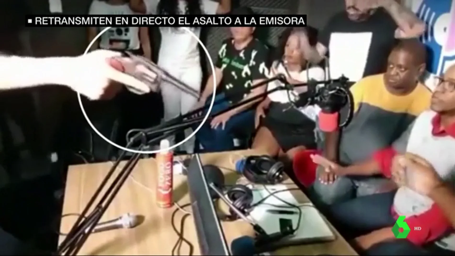 Atracan una emisora de radio en pleno directo en Brasil y los espectadores alertan a la Policía