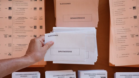 Sobres y papeletas de unas elecciones generales en España Sobres y papeletas de unas elecciones generales en España