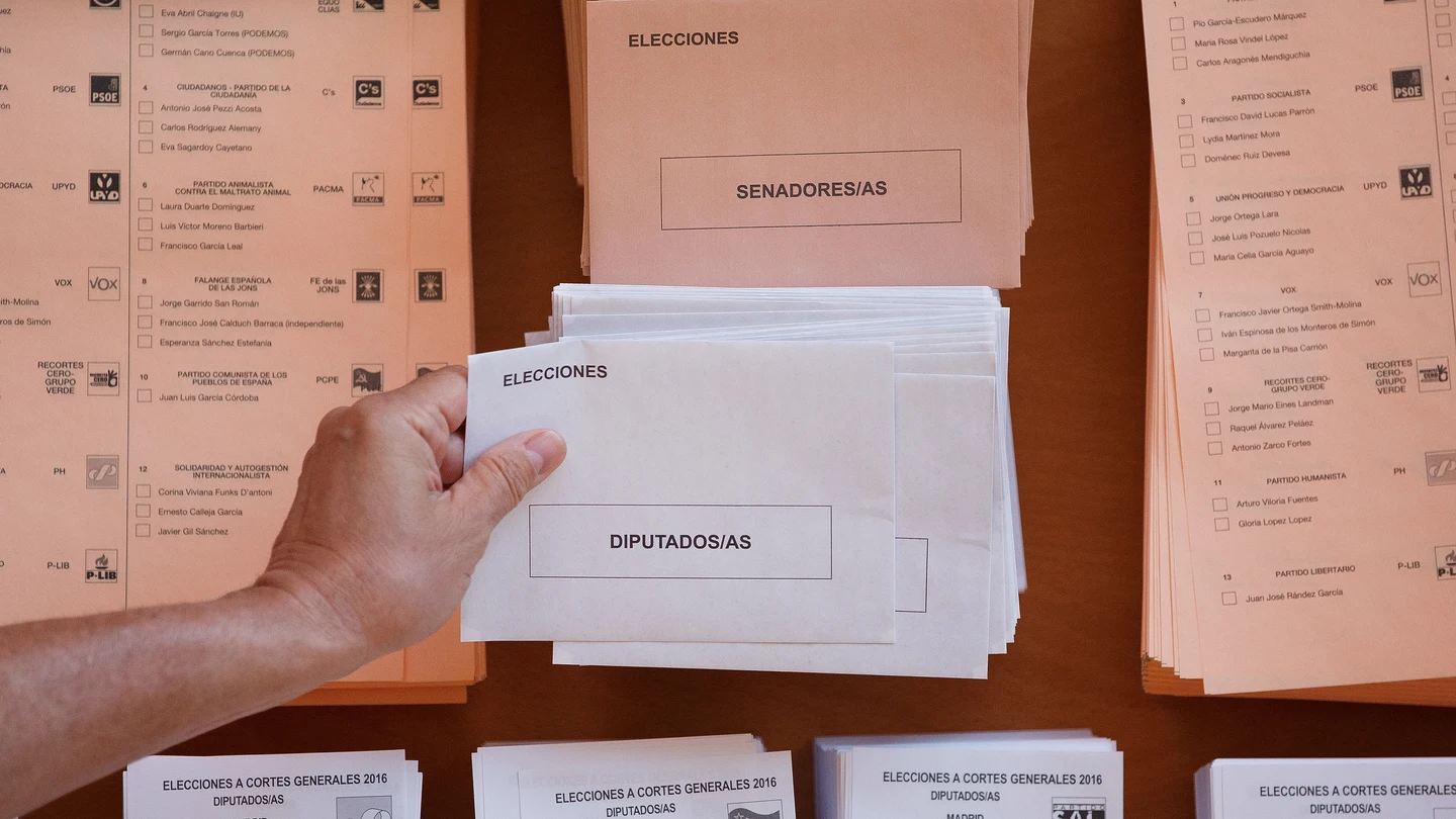 Sobres y papeletas de unas elecciones generales en España Sobres y papeletas de unas elecciones generales en España