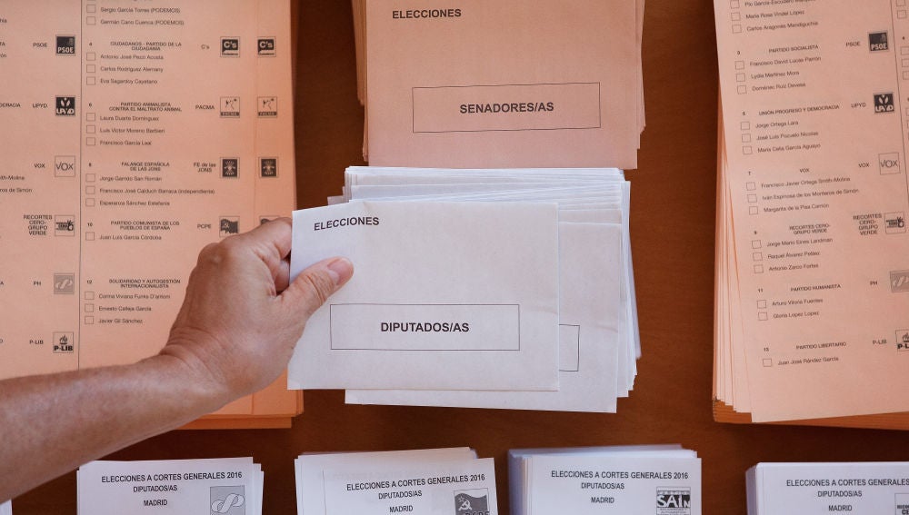 Sobres y papeletas de unas elecciones generales en España