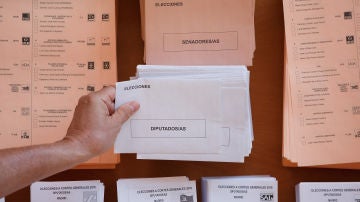 Sobres y papeletas de unas elecciones generales en España