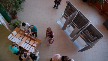 Vista cenital de un colegio electoral durante las elecciones.