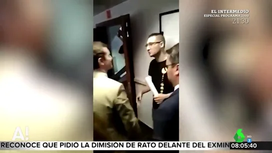 El 'troleo' a Pablo Casado: un grupo de estudiantes le entrega un máster en cosmología El 'troleo' a Pablo Casado: un grupo de estudiantes le entrega un máster en cosmología