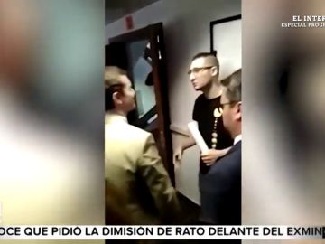 El 'troleo' a Pablo Casado: un grupo de estudiantes le entrega un máster en cosmología El 'troleo' a Pablo Casado: un grupo de estudiantes le entrega un máster en cosmología