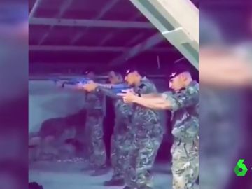 Jeremy Corbyn pide que se identifique a los militares que dispararon a su retrato Jeremy Corbyn pide que se identifique a los militares que dispararon a su retrato