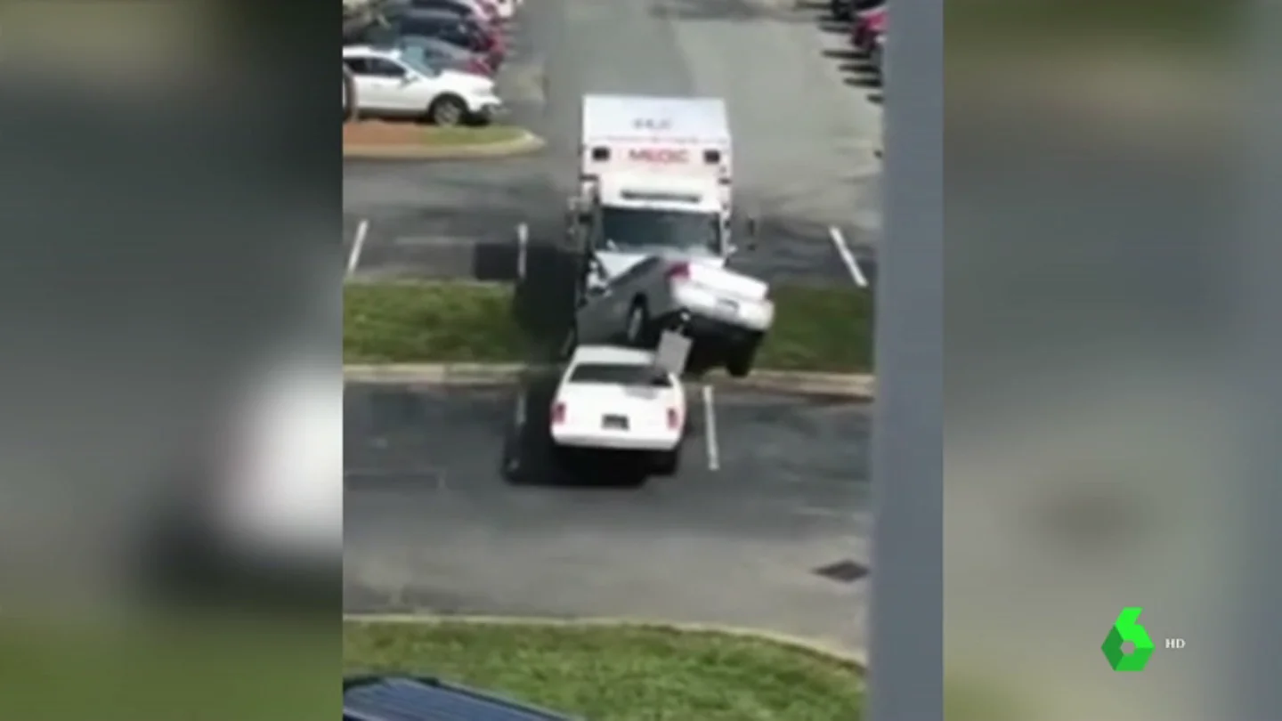 Detenido por robar una ambulancia y arrollar varios coches en Estados Unidos Detenido por robar una ambulancia y arrollar varios coches en Estados Unidos