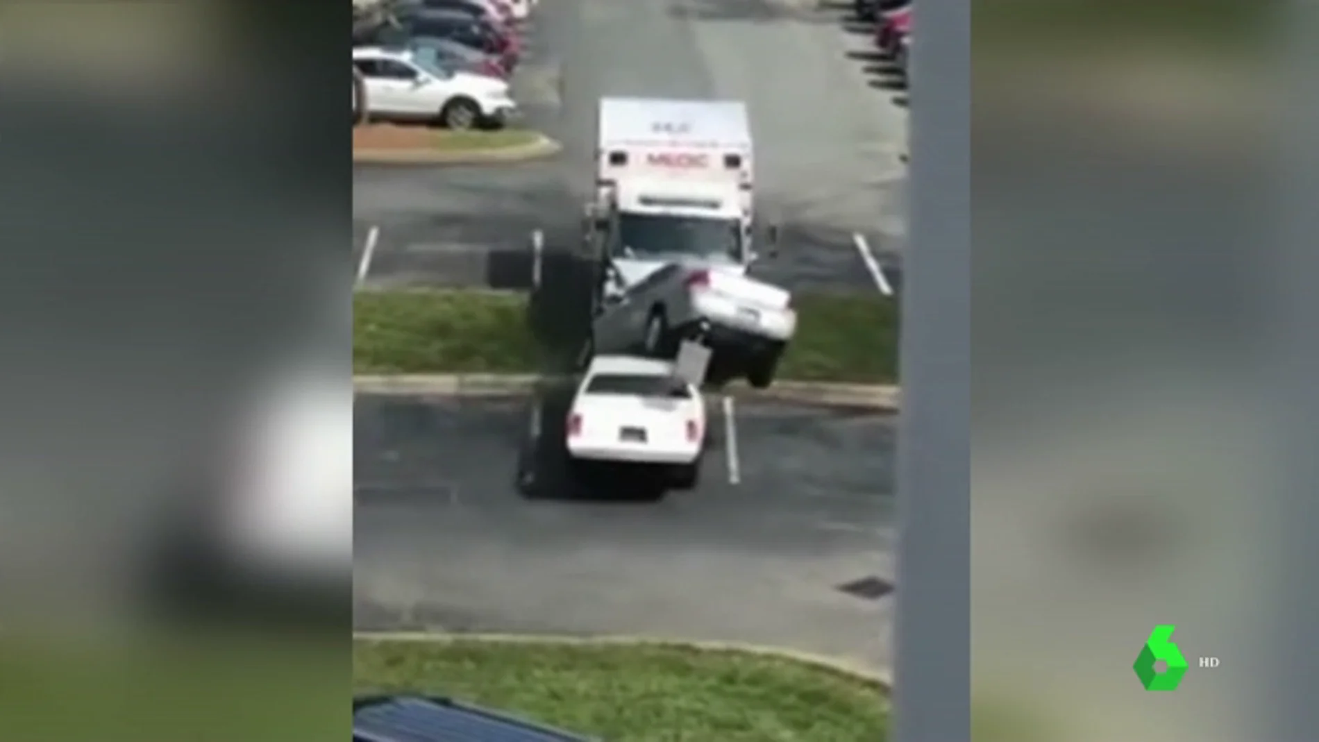 Detenido por robar una ambulancia y arrollar varios coches en Estados Unidos