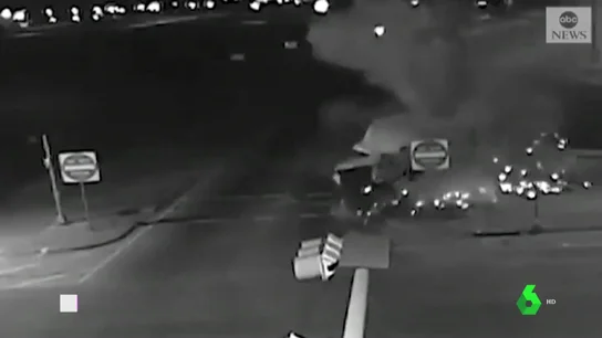 Espectacular accidente de un camión que transportaba leche en Texas Espectacular accidente de un camión que transportaba leche en Texas