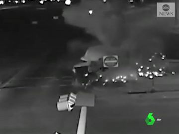 Espectacular accidente de un camión que transportaba leche en Texas Espectacular accidente de un camión que transportaba leche en Texas