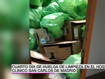 La basura inunda el Hospital Clínico San Carlos de Madrid en el cuarto día de huelga de los trabajadores de la limpieza La basura inunda el Hospital Clínico San Carlos de Madrid en el cuarto día de huelga de los trabajadores de la limpieza