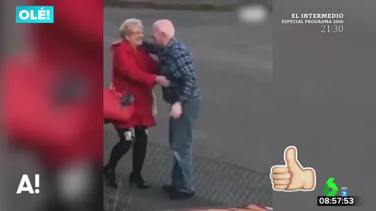 Reencuentro entre una pareja de ancianos Reencuentro entre una pareja de ancianos