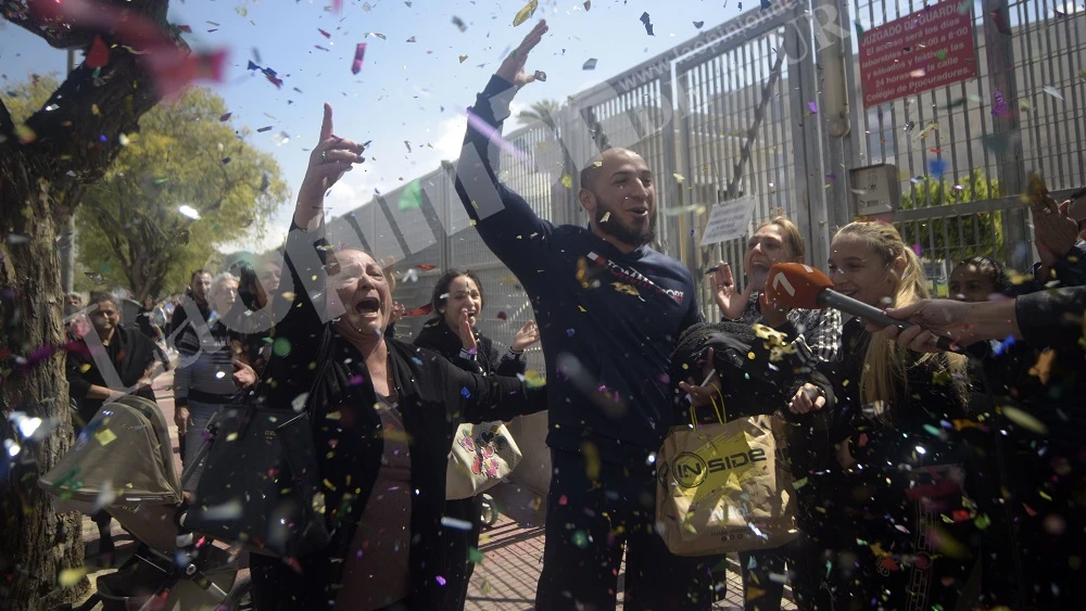 Imagen de la puesta en libertad de los detenidos tras la redada de narcopisos en Murcia