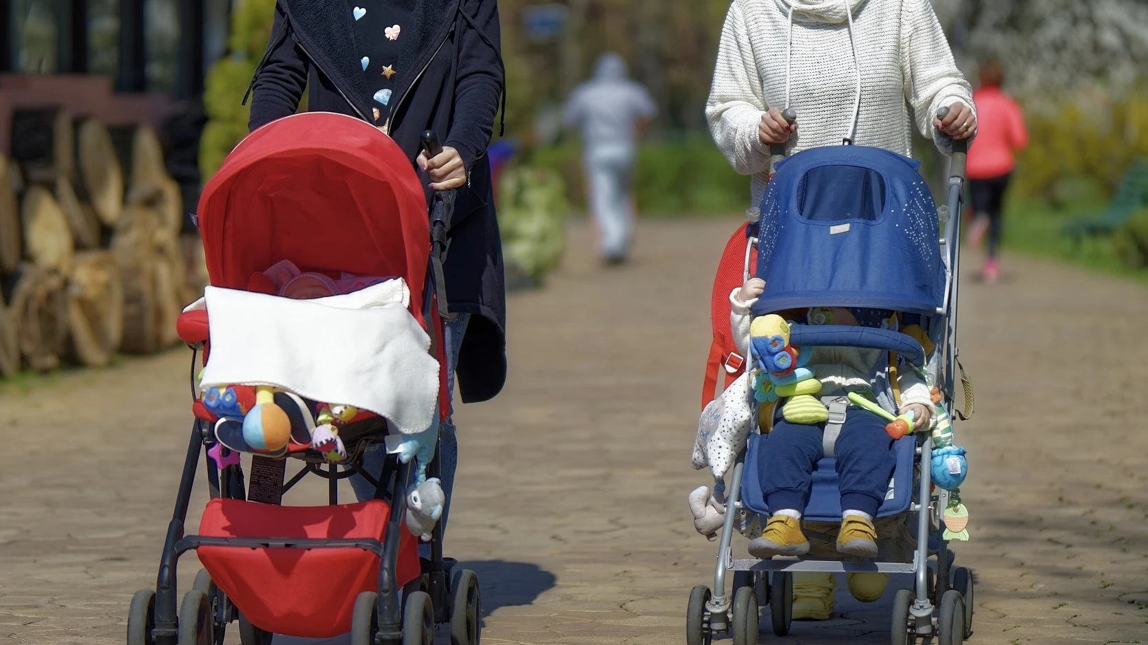 Madres paseando a sus bebés (Archivo)