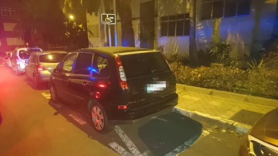 Multan a un hombre por fabricarse una plaza de aparcamiento para personas con discapacidad Multan a un hombre por fabricarse una plaza de aparcamiento para personas con discapacidad
