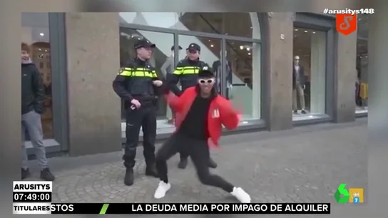 Intenta burlarse de dos policías bailando delante de ellos y acaba siendo detenido Intenta burlarse de dos policías bailando delante de ellos y acaba siendo detenido
