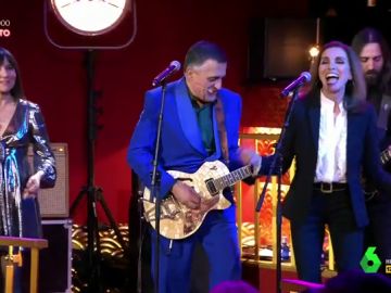 Wyoming canta 'Maneras de Vivir' junto a Amaral y Ana Belén para despedir el programa 2.000 de El Intermedio Wyoming canta 'Maneras de Vivir' junto a Amaral y Ana Belén para despedir el programa 2.000 de El Intermedio