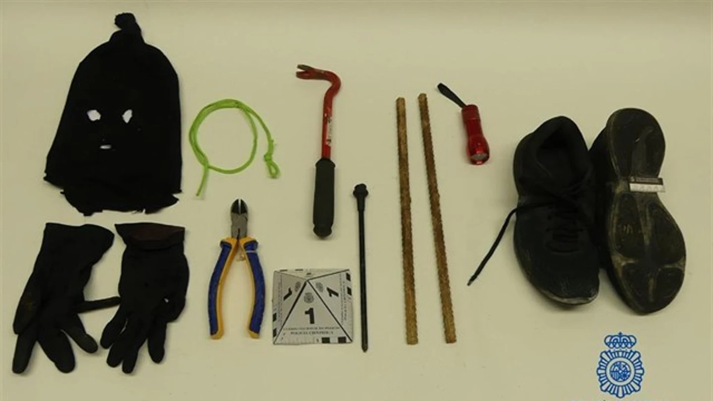 Material con el que accedía a los conductos de ventilación Material con el que accedía a los conductos de ventilación