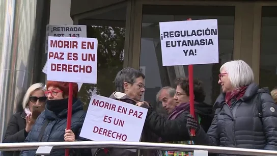 Un centenar de personas se manifiestan en Madrid a favor de la eutanasia en una foto de archivo Un centenar de personas se manifiestan en Madrid a favor de la eutanasia en una foto de archivo