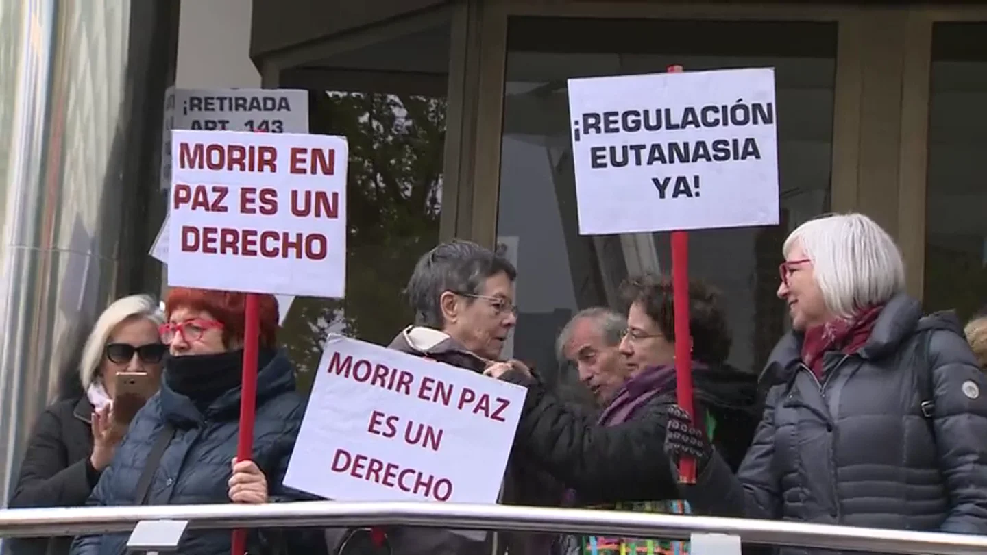 Un centenar de personas se manifiestan en Madrid a favor de la eutanasia en una foto de archivo Un centenar de personas se manifiestan en Madrid a favor de la eutanasia en una foto de archivo