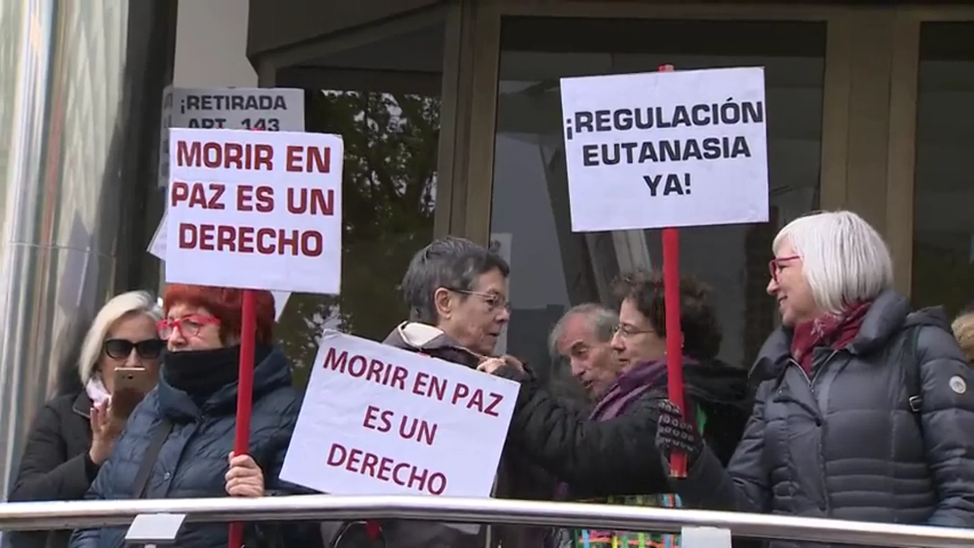 Un centenar de personas se manifiestan en Madrid a favor de la eutanasia en una foto de archivo