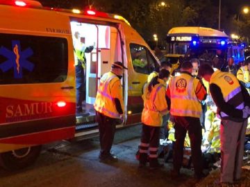 SAMUR en el Paseo de Reina Sofía tras chocarse una motocicleta contra una farola SAMUR en el Paseo de Reina Sofía tras chocarse una motocicleta contra una farola