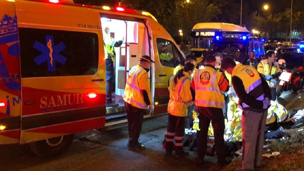 SAMUR en el Paseo de Reina Sofía tras chocarse una motocicleta contra una farola