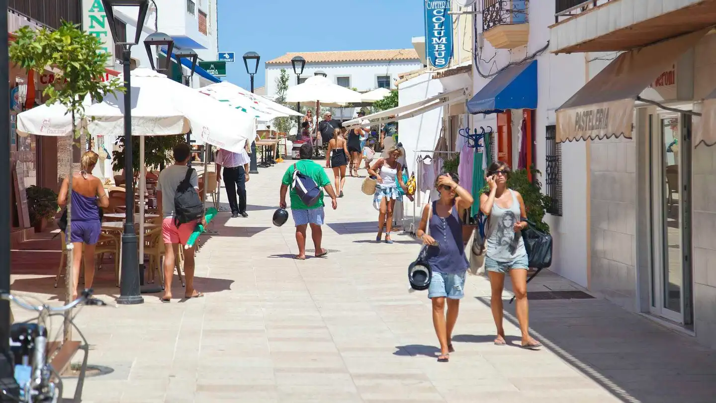 Turistas paseando por Sant Francesc, en Formentera. Turistas paseando por Sant Francesc, en Formentera.