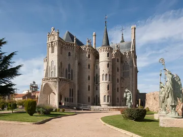 Exterior Palacio de Gaudí Exterior Palacio de Gaudí