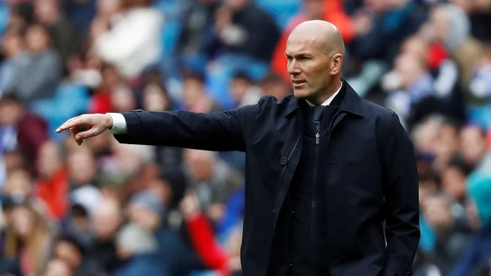 Zinedine Zidane da instrucciones a sus jugadores desde la banda Zinedine Zidane da instrucciones a sus jugadores desde la banda