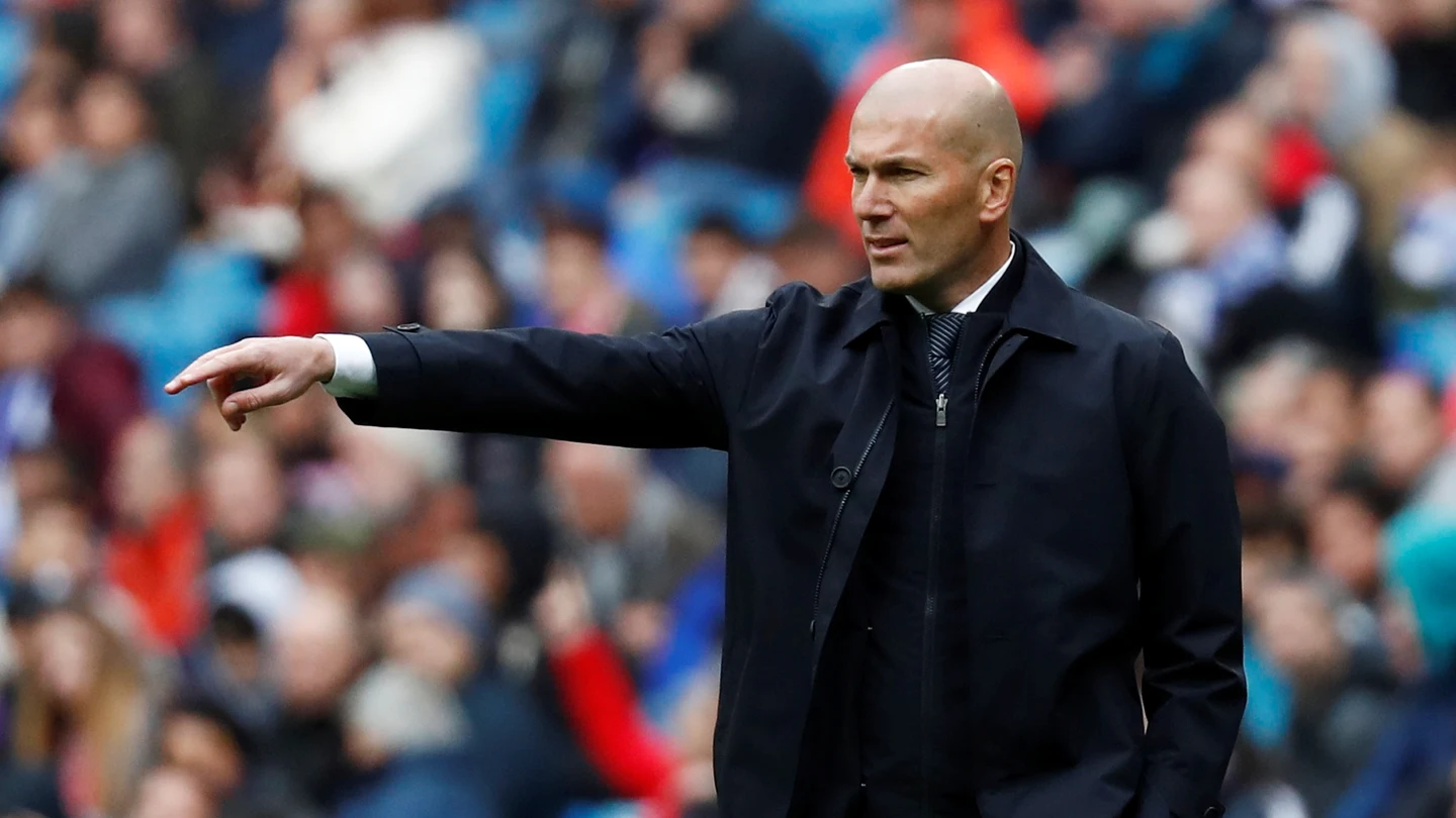 Zinedine Zidane da instrucciones a sus jugadores desde la banda Zinedine Zidane da instrucciones a sus jugadores desde la banda