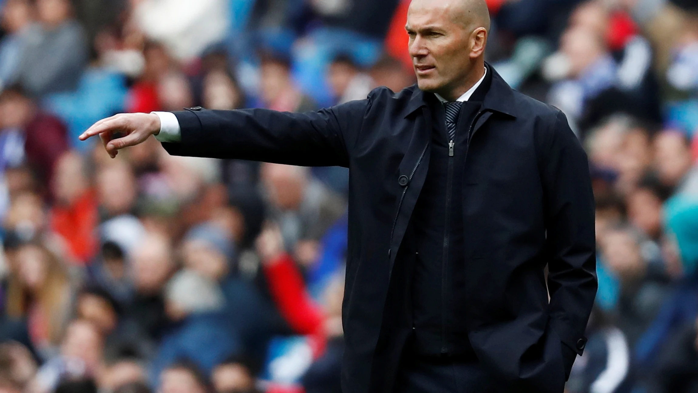 Zinedine Zidane da instrucciones a sus jugadores desde la banda