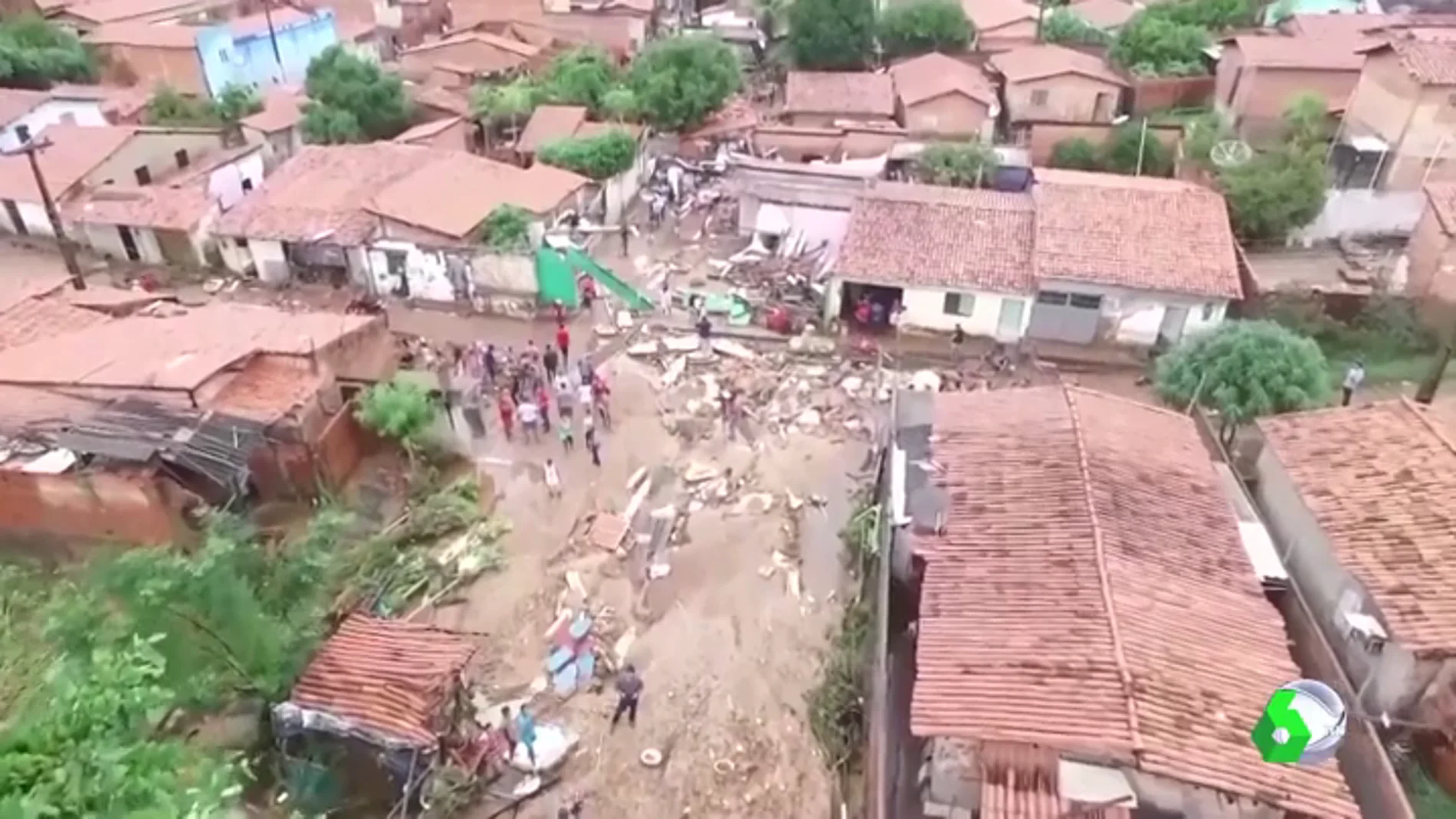 Imágenes de casas convertidas en escombros en Brasil