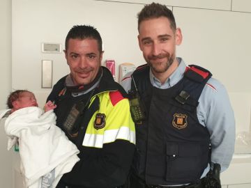 Los dos agentes de los Mossos d'Esquadra junto al recién nacido en el hospital. Los dos agentes de los Mossos d'Esquadra junto al recién nacido en el hospital.