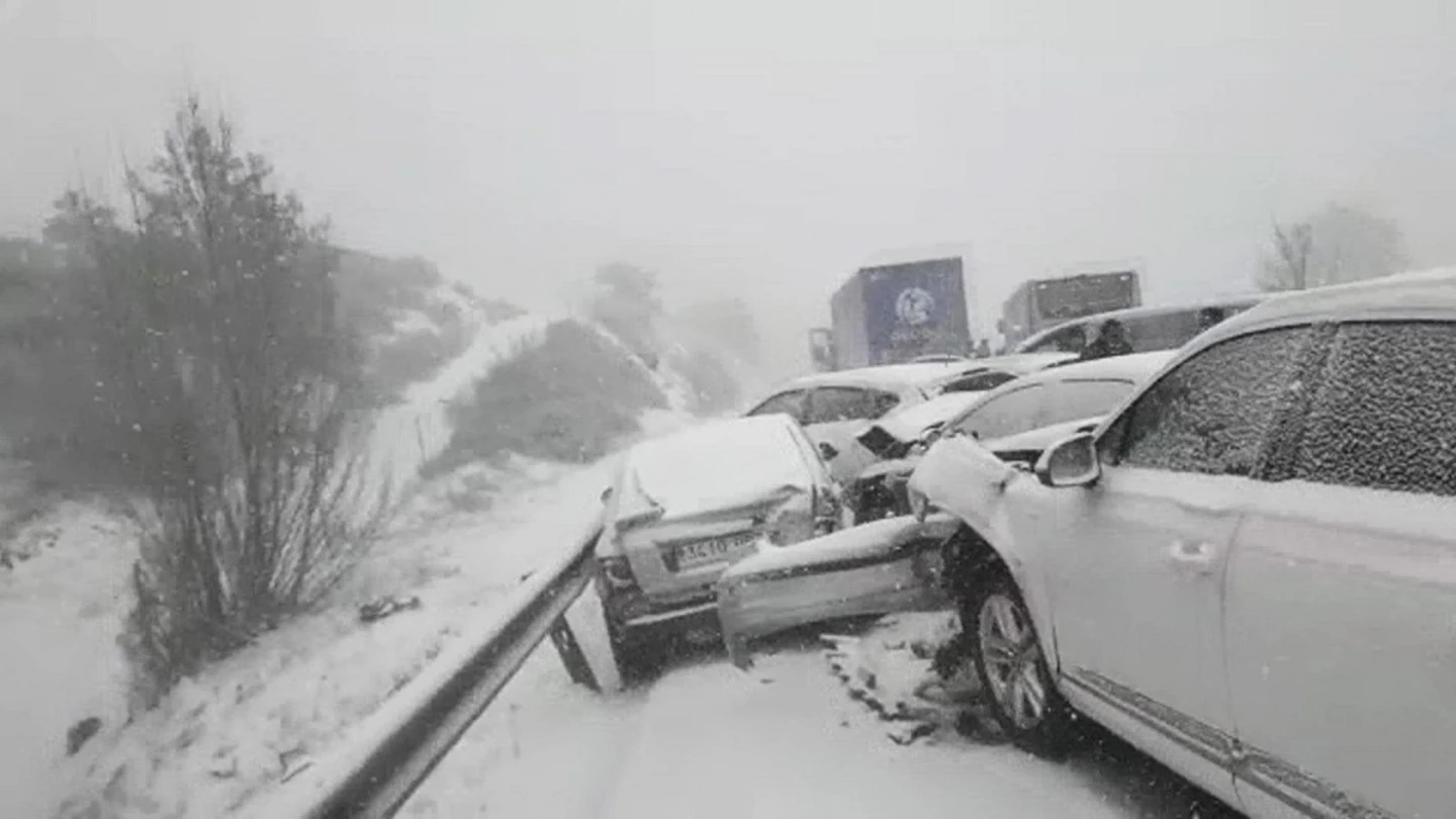Casi 40 heridos y 50 vehículos accidentados en la A-1 a su paso por Madrid Casi 40 heridos y 50 vehículos accidentados en la A-1 a su paso por Madrid